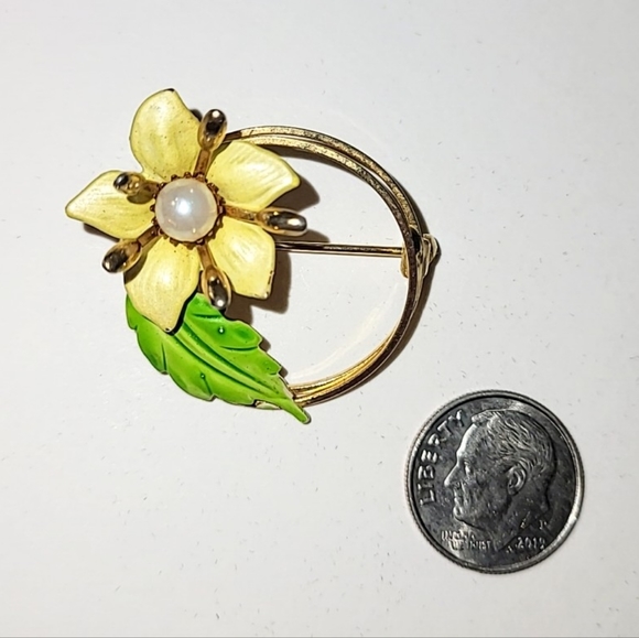 VINTAGE YELLOW & GREEN ENAMEL FLOWER PIN BROOCH - Picture 5 of 6